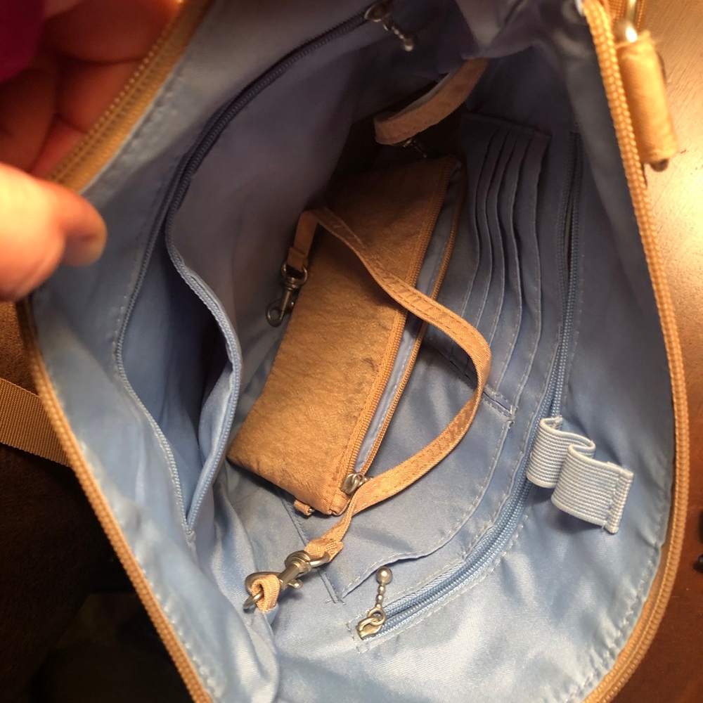Baggallini Large Crossbody Bag w/RFID protection - Picture 7 of 10